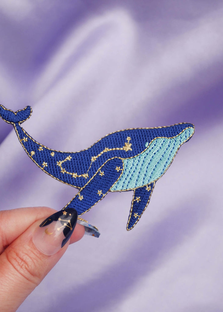 Patch thermocollant baleine bleu nuit et doré Malicieuse, photographie officielle
