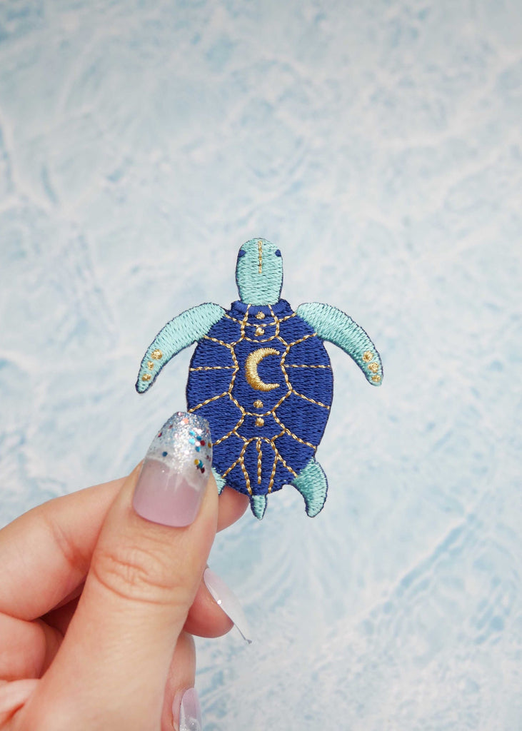 Patch thermocollant tortue bleu nuit et doré Malicieuse, photographie officielle