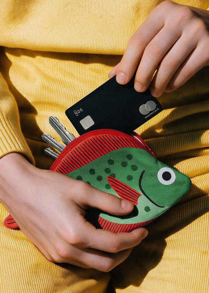 Porte-clés pochette Pomfret vert Don Fisher, en utilisation