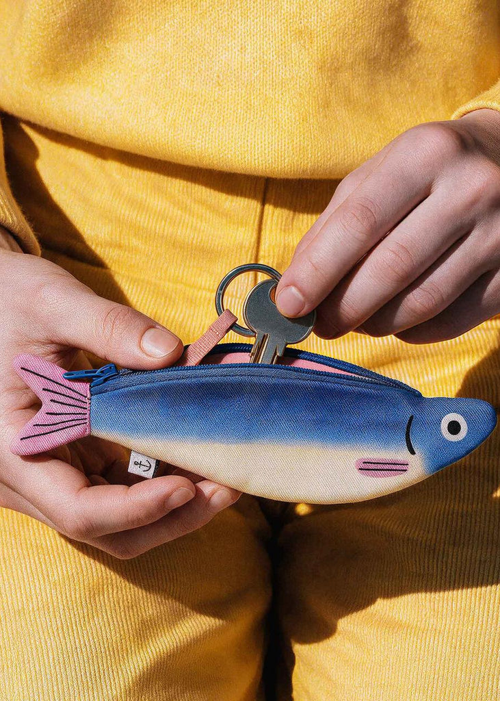 Porte-clés pochette Sardine bleue Don Fisher, en utilisation