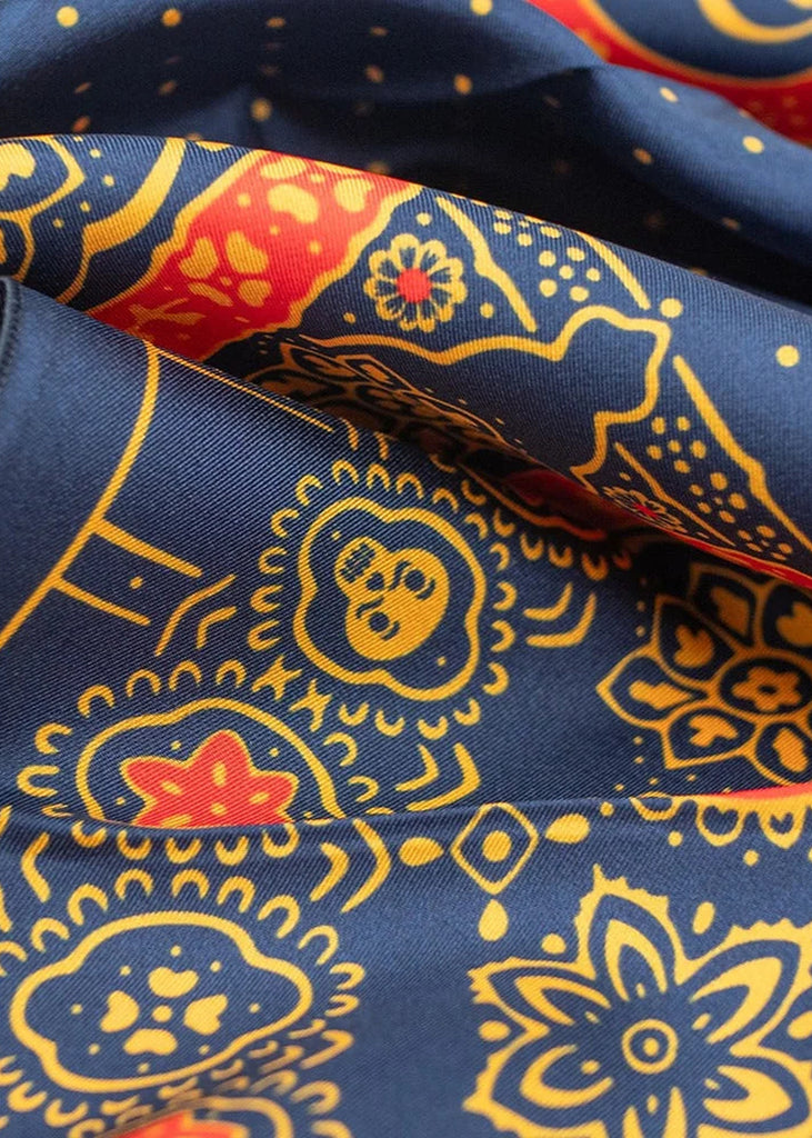 Détail du twill de soie et du motif bandana bleu marine or et corail Maison Malfroy