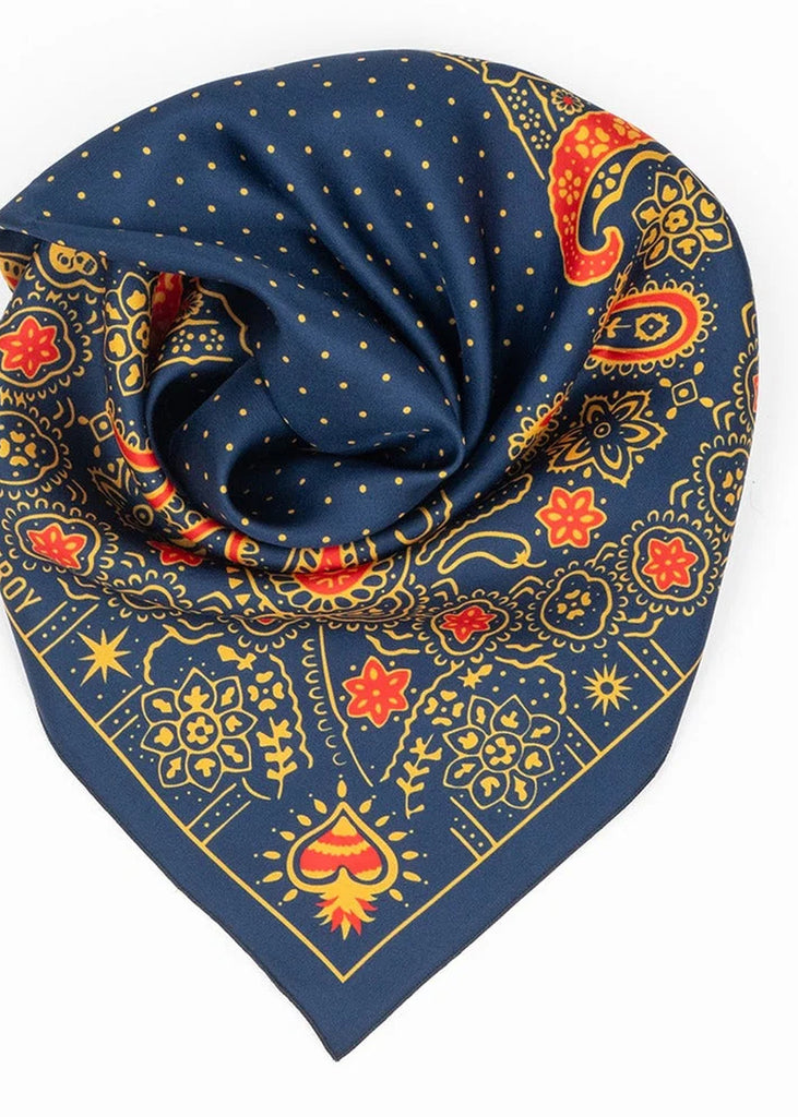 Foulard Bandana marine Maison Malfroy plié et noué, vue du motif