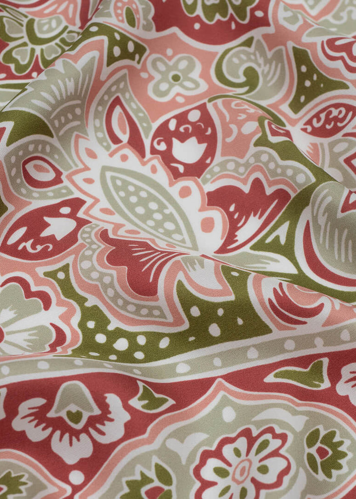 Détail du motif floral rose, beige et vert du carré Bouquet indien Maison Malfroy