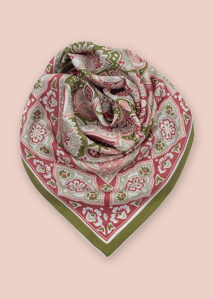 Carré Bouquet indien vert Maison Malfroy noué, photo originale détourée