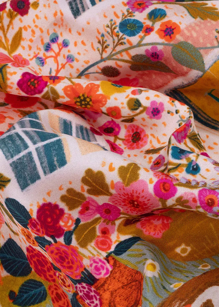 Gros plan sur le twill de soie illustré Le Cottage, fleurs colorées de Victoria Ball