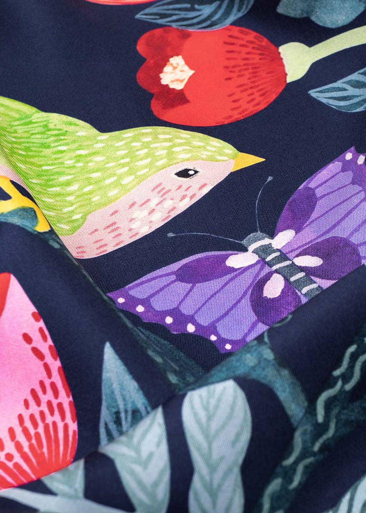 Gros plan des oiseaux et papillons sur le carré Floral Bird de Maison Malfroy