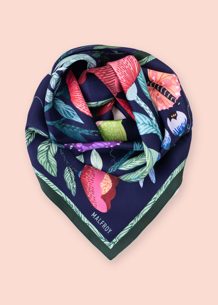 Carré Floral Bird bleu marine Maison Malfroy noué sur fond pêche