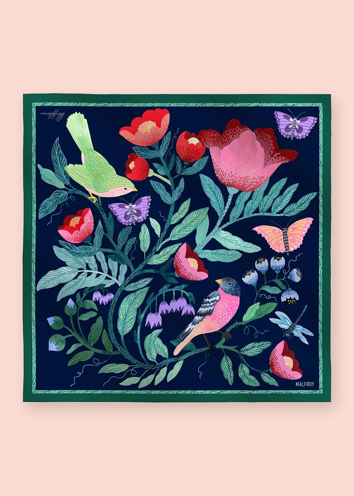 Carré Floral Bird bleu marine par Malin Gyllensvaan pour Maison Malfroy à plat