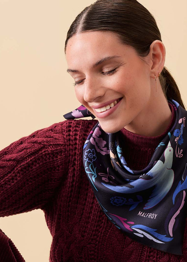 Foulard Jardin d’hiver Maison Malfroy porté autour du cou sur un pull bordeaux