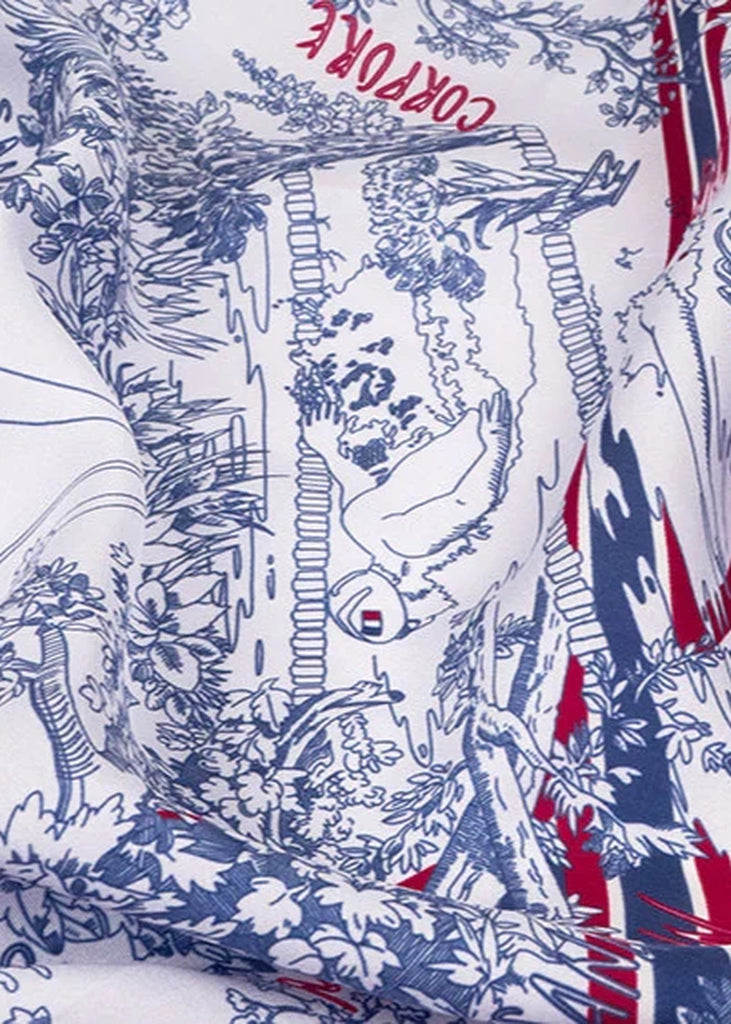 Gros plan sur le twill de soie imprimé Toile de Jouy Sport bleu et rouge Maison Malfroy