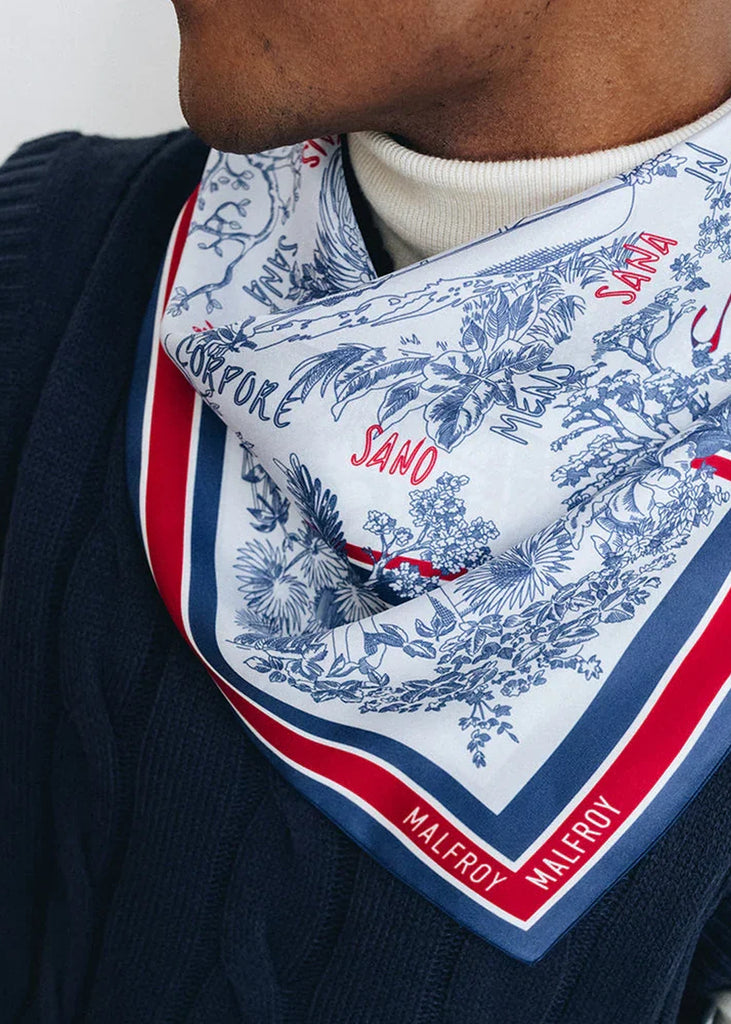 Carré Toile de Jouy Sport Maison Malfroy porté en foulard autour du cou