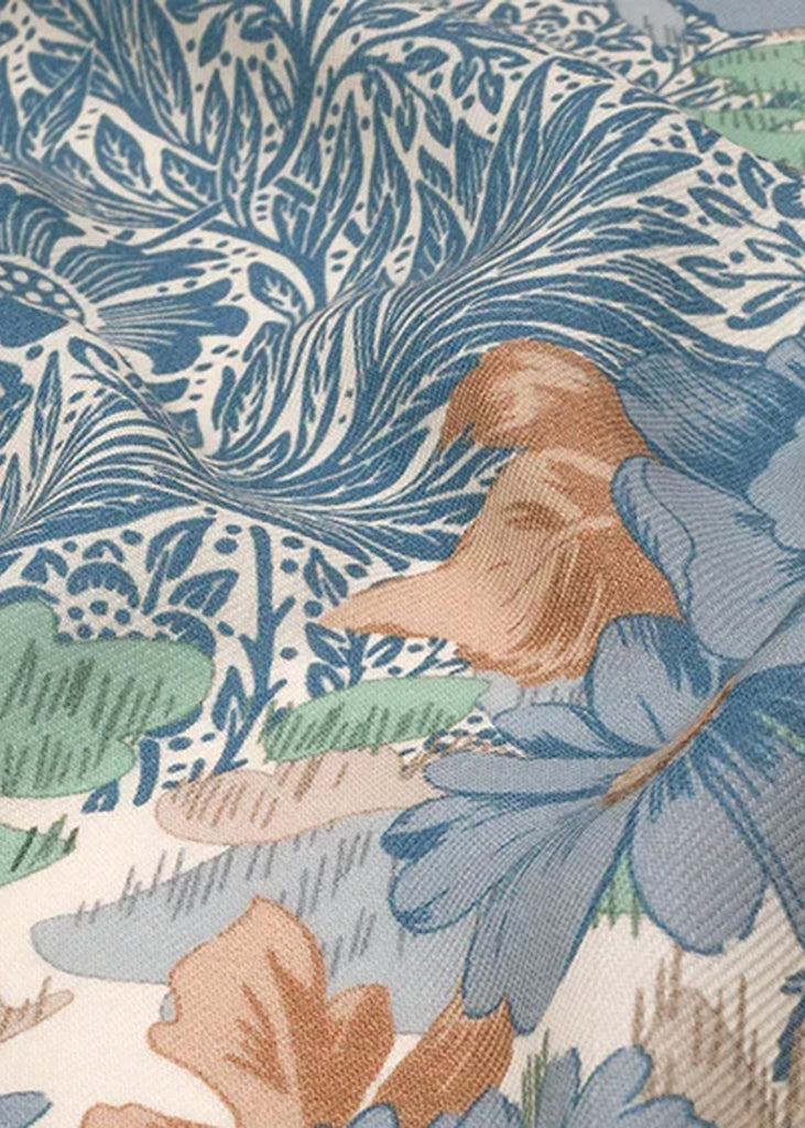 Détail du motif William Morris sur le carré bleu Maison Malfroy en laine et soie