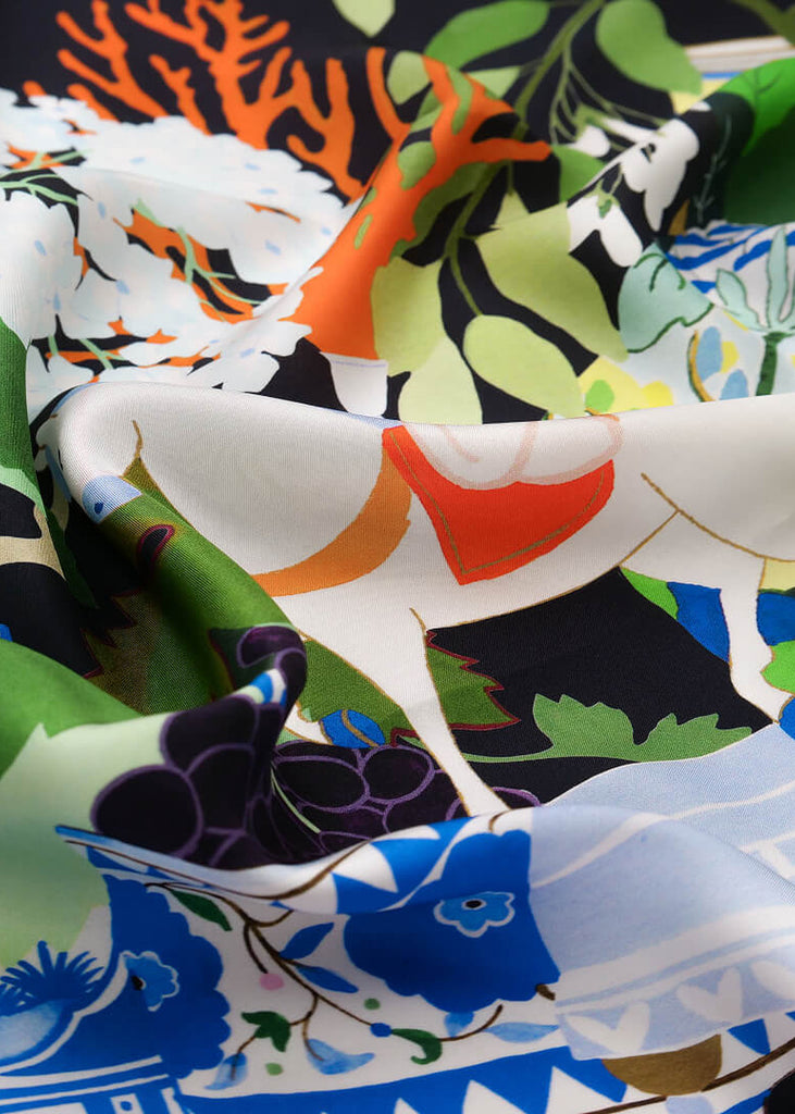 Gros plan de l'impression sur soie Porcelaines d'Asie vert par Lil Sire pour Maison Malfroy