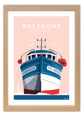 Affiche d'un bateau de pêche en Bretagne sur fond rose avec un cadre en chêne