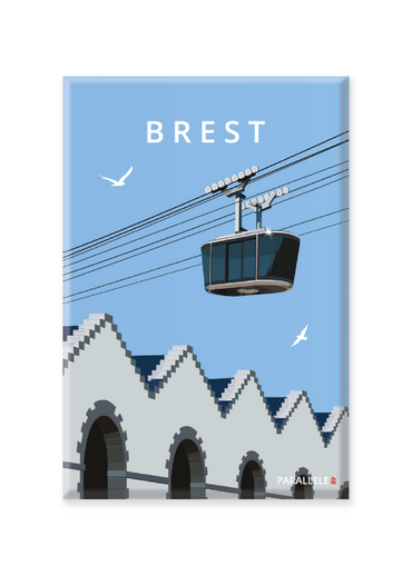 On ne pouvait pas vous emmener à Brest sans vous faire survoler la Penfeld ! Le téléphérique brestois vous permettra de redécouvrir les anciens Ateliers des Capucins redynamisés. L'illustration a été dessinée dans le Finistère et le magnet a été fabriqué en France.  Pour l'expédition de votre commande, chaque magnet est soigneusement inséré dans un sachet en plastique recyclé, lui même inséré dans un carton solide d'expédition.  Dimensions : 5.4 x 8 cm  Finition : mat soft touch