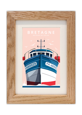 Carte postale d'un bateau de pêche en bretagne avec un cadre chêne