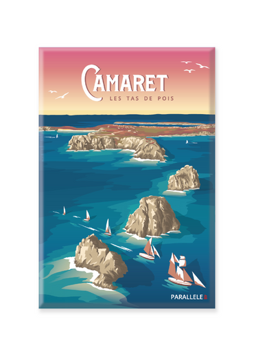 Camaret-sur-Mer se situe à l'extrême ouest de la presqu'île de Crozon. Cette commune est notamment réputée pour ses impressionnantes falaises et ses différentes pointes. La Pointe de Pen-Hir est la plus célèbre d'entre elles. Elle offre un point de vue sur les Tas de Pois - des vestiges de la falaise originelle - composés de six dahouets. Pendant les Fêtes Maritimes de Brest, il n'est pas rare de pouvoir y contempler la parade de vieux gréments.